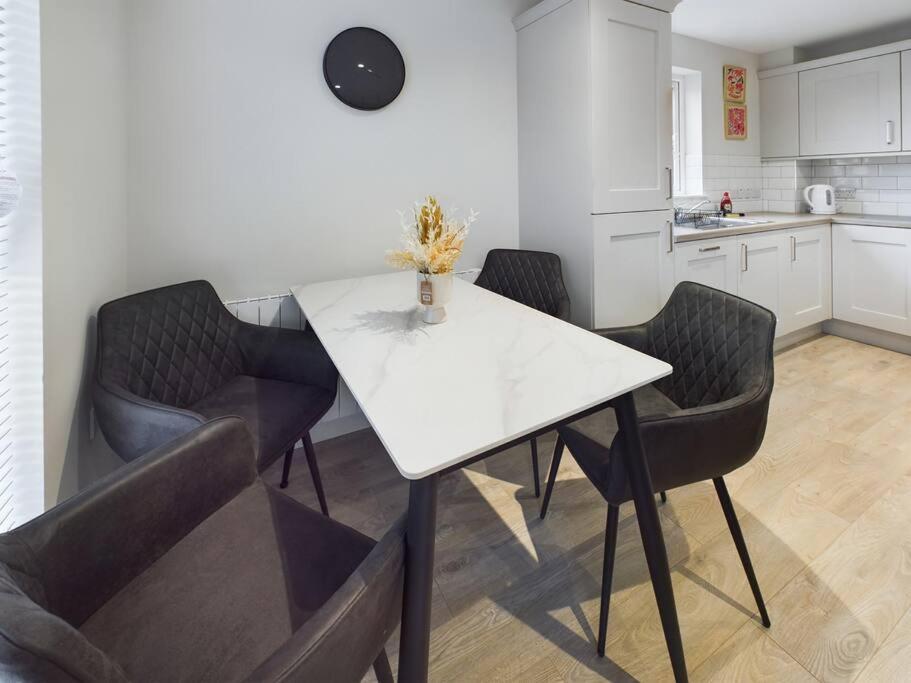 Contemporary 2-Bedroom Apartment Belfast Buitenkant foto
